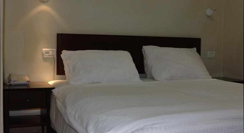 מיטה זוגית מלון עדן בטבריה